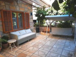 Ein Patio oder anderer Außenbereich in der Unterkunft Holiday house with a parking space Svirce, Hvar - 17682