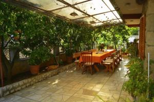 Ein Restaurant oder anderes Speiselokal in der Unterkunft Holiday house with a parking space Svirce, Hvar - 17682 