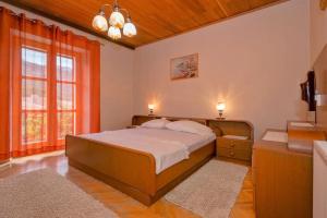 um quarto com uma cama grande e 2 janelas em Holiday house with a parking space Svirce, Hvar - 17682 em Vrbanj