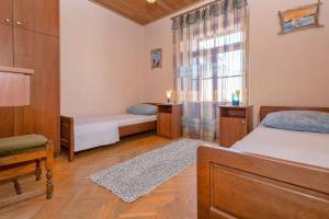 ein Schlafzimmer mit zwei Betten und einem Fenster in der Unterkunft Holiday house with a parking space Svirce, Hvar - 17682 in Vrbanj