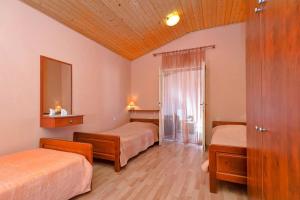 Ein Bett oder Betten in einem Zimmer der Unterkunft Holiday house with a parking space Svirce, Hvar - 17682