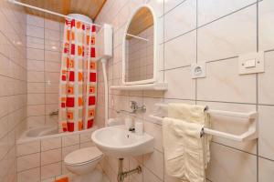 ein Badezimmer mit Waschbecken, Toilette und Spiegel in der Unterkunft Holiday house with a parking space Svirce, Hvar - 17682 in Vrbanj + 18 Fotos