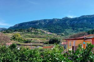 Blick auf eine Bergkette mit einem Haus im Vordergrund in der Unterkunft Holiday house with a parking space Svirce, Hvar - 17682 in Vrbanj