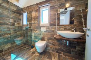 Fotografia z galérie ubytovania Family friendly house with a swimming pool Vrh, Krk - 17760 v destinácii Vrh