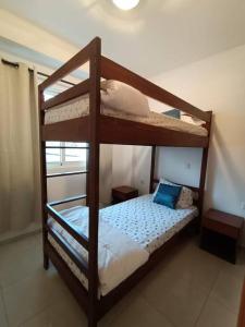 - deux lits superposés dans une chambre dans l'établissement New, Modern, and Cozy 3 Bedroom Apartment., à Santa Maria