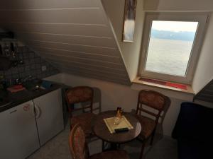 a kitchen with a table and chairs and a window at Studio Sutivan 17796a in Sutivan