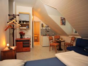 ein Wohnzimmer und eine Küche mit einer Treppe in der Unterkunft Apartments by the sea Sutivan, Brac - 17796 in Sutivan