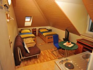 Zimmer im Dachgeschoss mit 2 Betten und einem Tisch in der Unterkunft Apartments by the sea Sutivan, Brac - 17796 in Sutivan