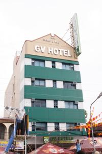 un edificio con un hotel cev encima de él en GV Hotel - Catbalogan en Catbalogan
