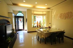 a dining room with a table and chairs at Sunny Breeze Garden Homestay in Jiali