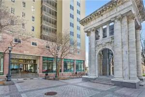 un edificio con un arco delante de un edificio en Home Away from Home Condo Downtown ATL 16th floor en Atlanta