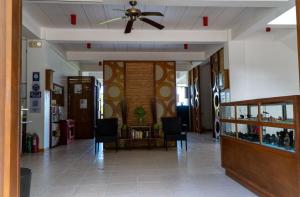 salon z wentylatorem sufitowym i krzesłami w obiekcie Asia Grand View Hotel w mieście Coron