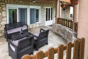Fotografia z galérie ubytovania Family friendly apartments with a swimming pool Ostarski Stanovi, Plitvice - 17806 v Rakovici