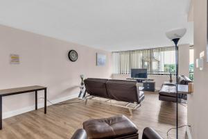 Arlington 2BR 2Ba Apartment in Crystal City apts في أرلينغتون: غرفة معيشة مع أريكة وطاولة