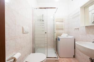Baðherbergi á Castelnuovo Flat with Elevator and Free Parking