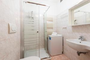A bathroom at Castelnuovo Flat with Elevator and Free Parking Még 18 kép