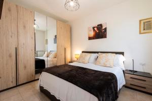Rúm í herbergi á Castelnuovo Flat with Elevator and Free Parking