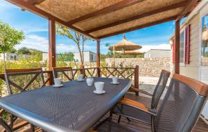 ein schwarzer Tisch und Stühle auf einer Terrasse mit einem Sonnenschirm in der Unterkunft Family friendly apartments with a swimming pool Drage, Biograd - 17819 in Pakoštane