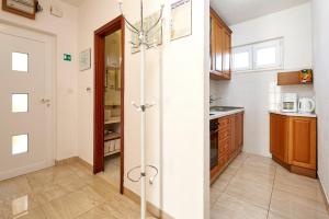 Kuchyňa alebo kuchynka v ubytovaní Apartment Mavarstica 17821b + 15 fotografií
