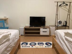 Rúm í herbergi á 老老街 誠君民宿