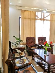 uma sala de estar com mesa e cadeiras em Bountiful Inn em Puerto Princesa