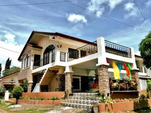 uma casa com bandeiras em frente em Bountiful Inn em Puerto Princesa
