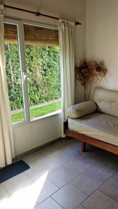 Un dormitorio con una cama y dos ventanas. en Girasoles Serranos, en Tandil