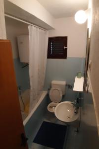 małą łazienkę z toaletą i umywalką w obiekcie Apartments by the sea Starigrad, Paklenica - 17865 w mieście Starigrad-Paklenica