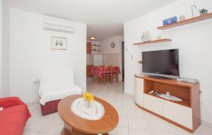 Μια τηλεόραση ή/και κέντρο ψυχαγωγίας στο Apartment Punat 17857c