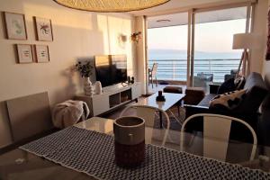 a living room with a glass table and a television at Reñaca. Increíble vista al mar, pasos del sector 5 in Viña del Mar