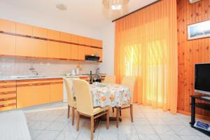 Kuchyň nebo kuchyňský kout v ubytování Apartments by the sea Sumpetar, Omis - 17895