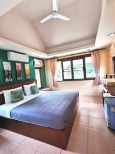 Phalarn Inn Resort في شاطئ مينام: غرفة نوم بسرير كبير في غرفة