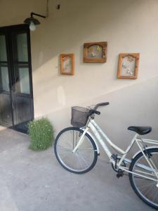 ein Fahrrad neben einem Gebäude mit Bildern an der Wand geparkt in der Unterkunft Casa de Campo - Los Colibríes in Torres