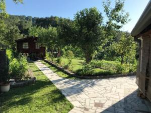 ブゼトにあるRooms with a parking space Buzet, Central Istria - Sredisnja Istra - 17835の石畳の庭