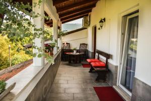 un porche de una casa con un banco y una mesa en Rooms with a parking space Buzet, Central Istria - Sredisnja Istra - 17835, en Buzet