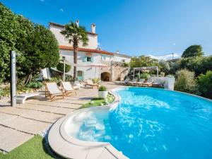 uma piscina em frente a uma casa em Family friendly house with a swimming pool Zagore, Opatija - 17924 em Mošćenička Draga