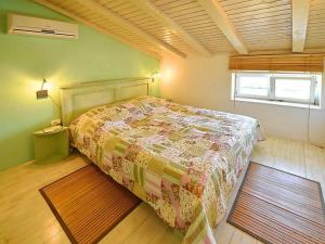 ein Schlafzimmer mit einem Bett in einem Zimmer mit einem Fenster in der Unterkunft Holiday house with a parking space Zagore, Opatija - 17925 in Mošćenička Draga
