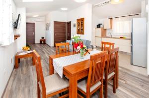 jadalnia i kuchnia ze stołem i krzesłami w obiekcie Apartments by the sea Rovinj - 17935 w Rovinj