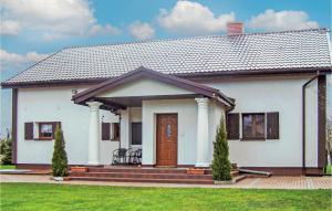 Biały dom z gankiem i drzwiami w obiekcie Gorgeous Home In Slawno With Wifi w mieście Sławno