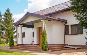 mały biały dom z werandą i kolumnami w obiekcie Gorgeous Home In Slawno With Wifi w mieście Sławno +17 zdjęć