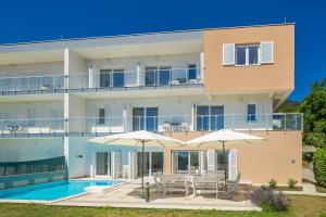 Bazén v ubytovaní Luxury villa with a swimming pool Icici, Opatija - 17956 alebo v jeho blízkosti