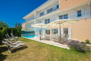 Bazén v ubytovaní Luxury villa with a swimming pool Icici, Opatija - 17956 alebo v jeho blízkosti