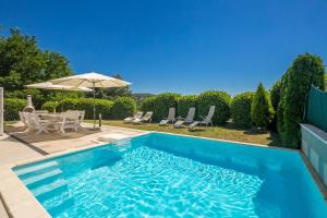 Bazén v ubytovaní Luxury villa with a swimming pool Icici, Opatija - 17956 alebo v jeho blízkosti
