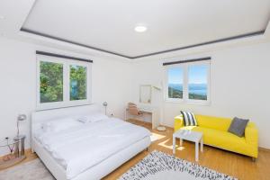 Posteľ alebo postele v izbe v ubytovaní Luxury villa with a swimming pool Icici, Opatija - 17956