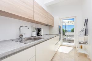 Kuchyňa alebo kuchynka v ubytovaní Luxury villa with a swimming pool Icici, Opatija - 17956