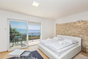 Posteľ alebo postele v izbe v ubytovaní Luxury villa with a swimming pool Icici, Opatija - 17959 + 20 fotografií