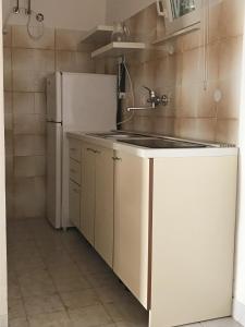 una cucina con lavandino e frigorifero di Apartments by the sea Duce, Omis - 17957 a Dugi Rat (Punta Lunga)