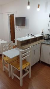 Una cocina o kitchenette en Monoambientes Peatonal - con cochera