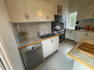 Kuchyň nebo kuchyňský kout v ubytování Finney Cottage + 24 fotografií