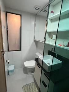 a bathroom with a toilet and a sink at Maui - Tamandare - Carneiros in Tamandaré